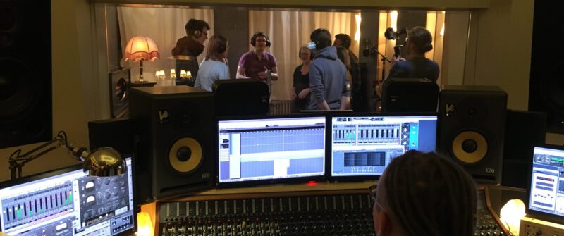 Choraufnahmen von Vivid Voices für Lautlos am Meer im Studio von Produkton Entertainment.